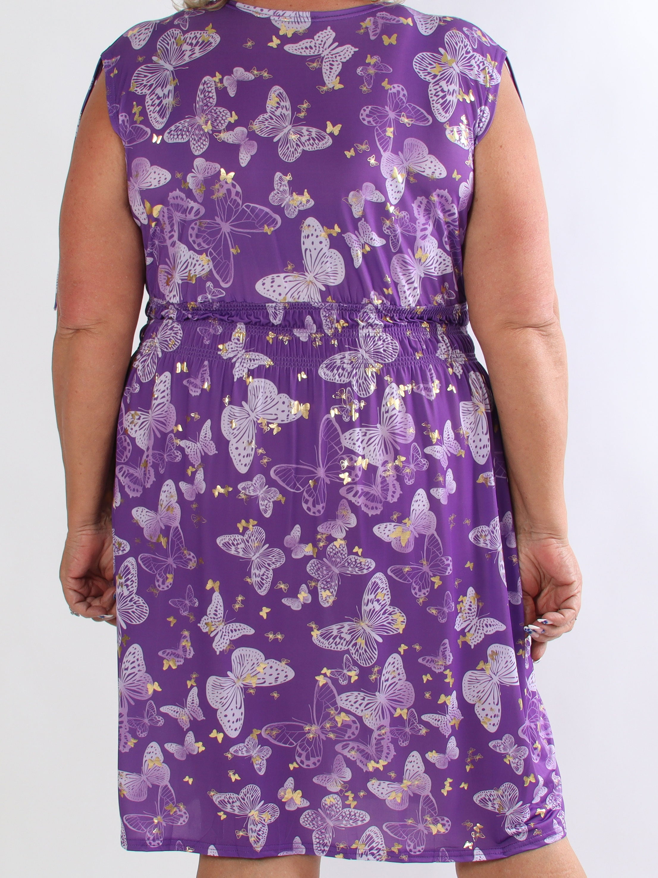 Pams Butterfly Sleeveless Short - Plus size kjole med sommerfugleprint og smock i livet